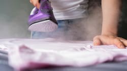 Sastre enseña cómo planchar una camisa en casa en menos de un minuto