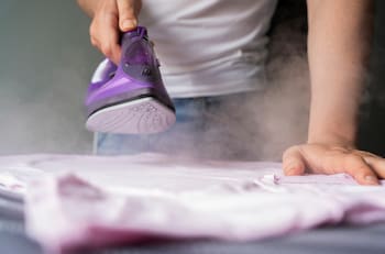 Sastre enseña cómo planchar una camisa en casa en menos de un minuto