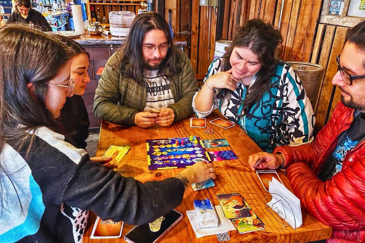 El espacio ofrece una ludoteca variada con juegos que van desde el Catán hasta el Uno. Foto: Planeta LoZ en Instagram.