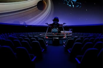 Conoce los imperdibles shows de música inmersiva del Planetario de Santiago durante noviembre