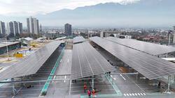 Será la más grande en un centro comercial: Inauguran planta fotovoltaica en mall de la RM