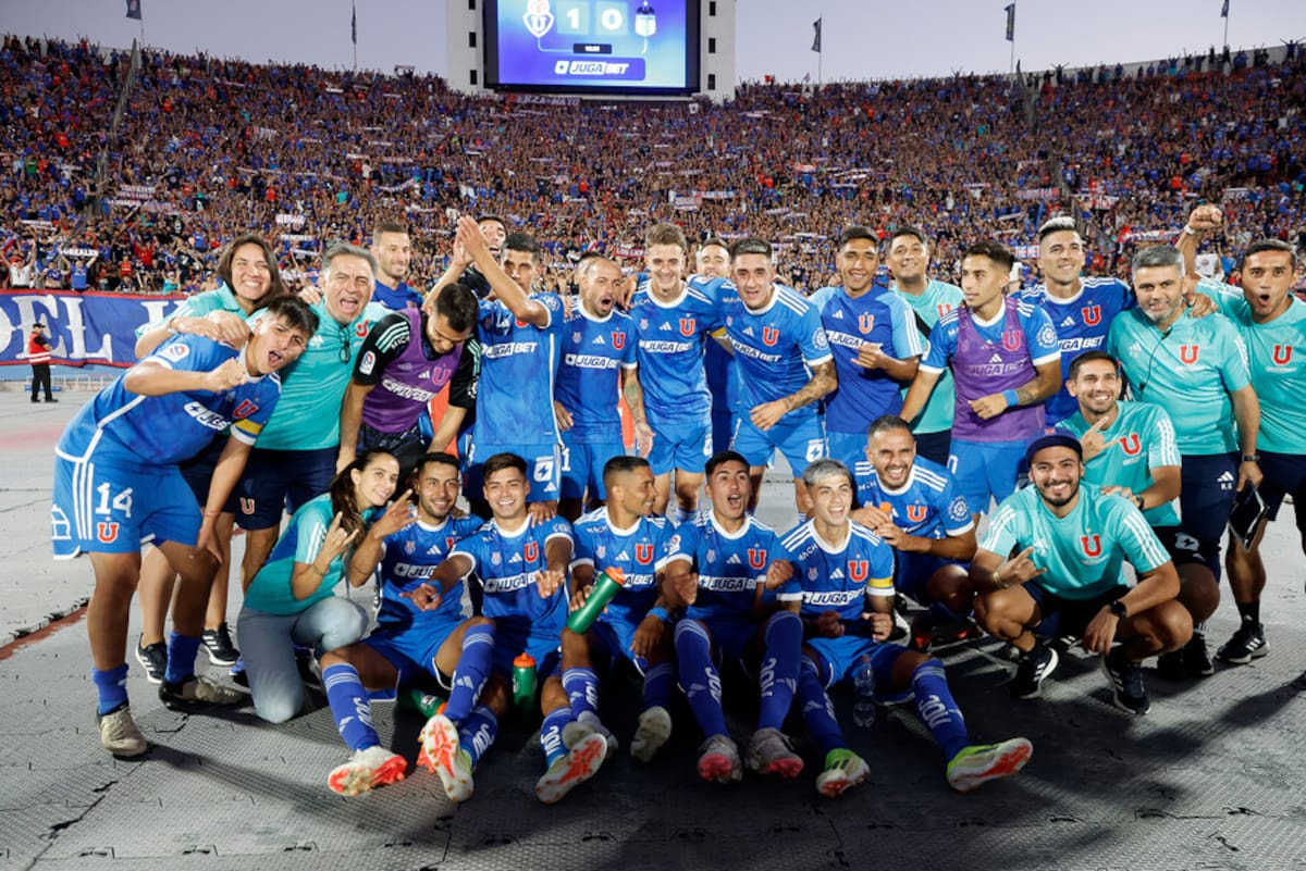 Plantel de Universidad de Chile junto a sus hinchas Foto: Aton.