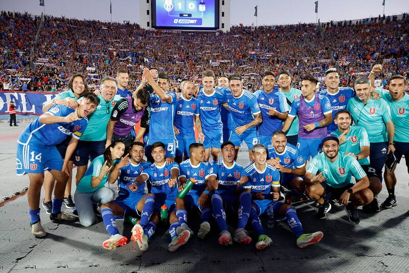 Plantel de Universidad de Chile junto a sus hinchas Foto: Aton.