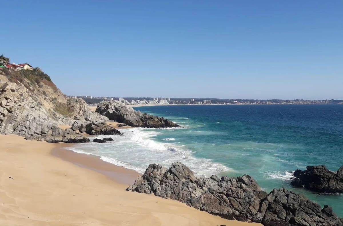 Esta playa escondida en Algarrobo es perfecta para descansar y apreciar el mar: A una hora y 36 minutos de Santiago