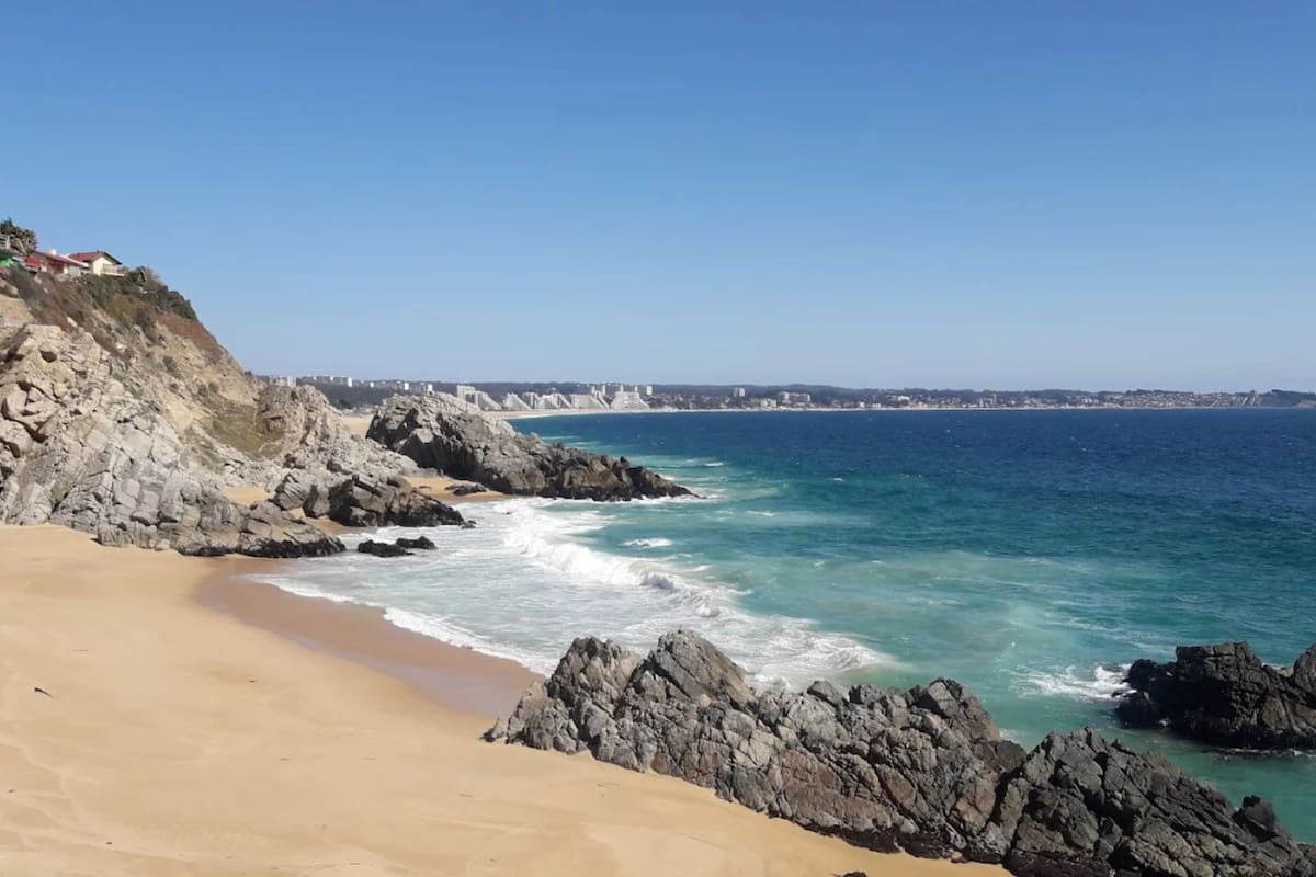 Ofrece un sendero de dificultad baja de 20 minutos, que pasa por un humedal.
Créditos: Google Maps.