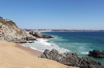 Esta playa escondida en Algarrobo es perfecta para descansar y apreciar el mar: A una hora y 36 minutos de Santiago