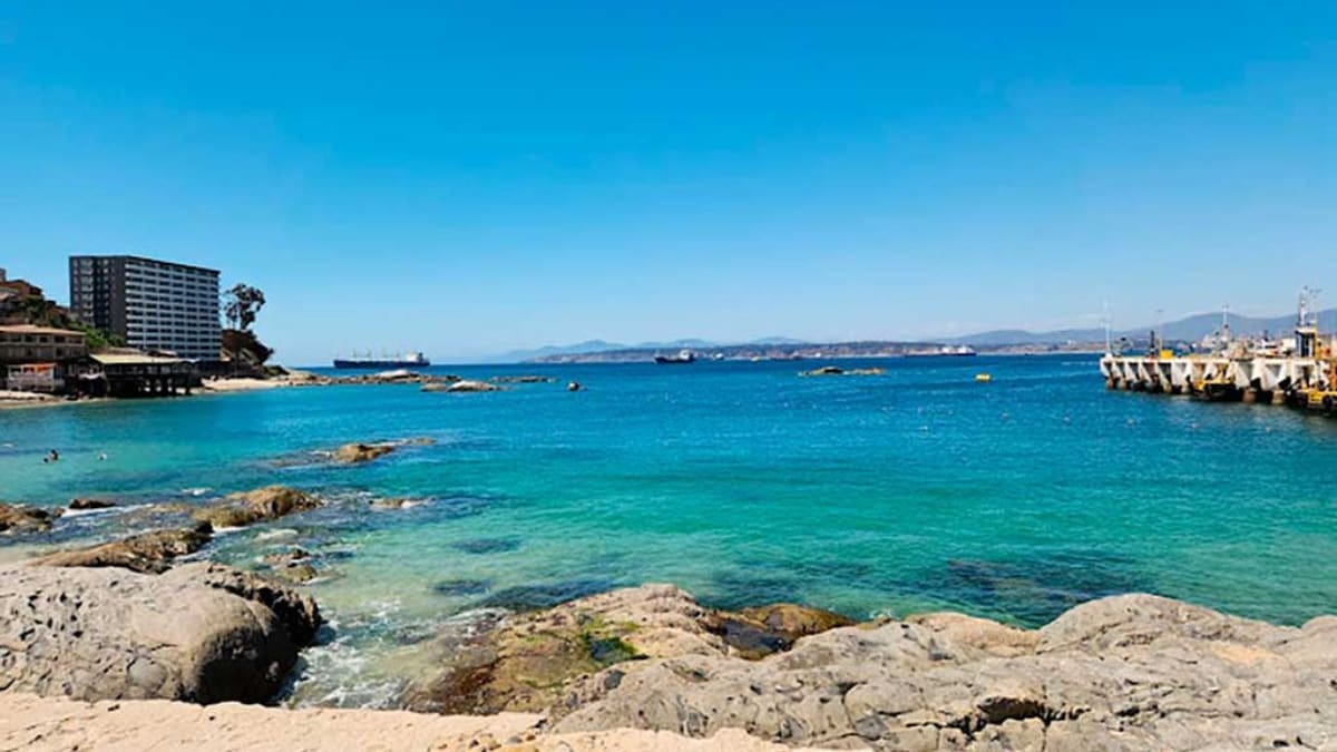 Guarda esto si buscas salir de la RM: Esta es la playa de aguas claras y arena blanca ubicada a solo 2 horas de Santiago