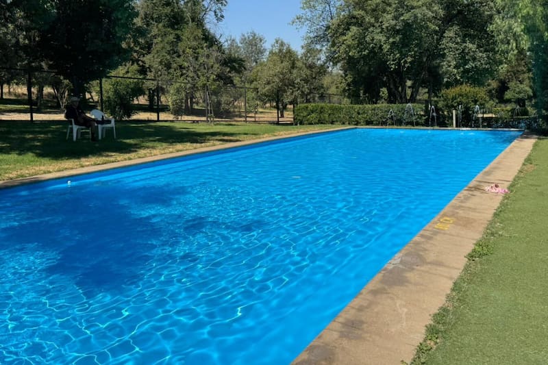 Esta piscina de Las Condes tiene capacidad para 700 personas. Foto: Parque Padre Hurtado.