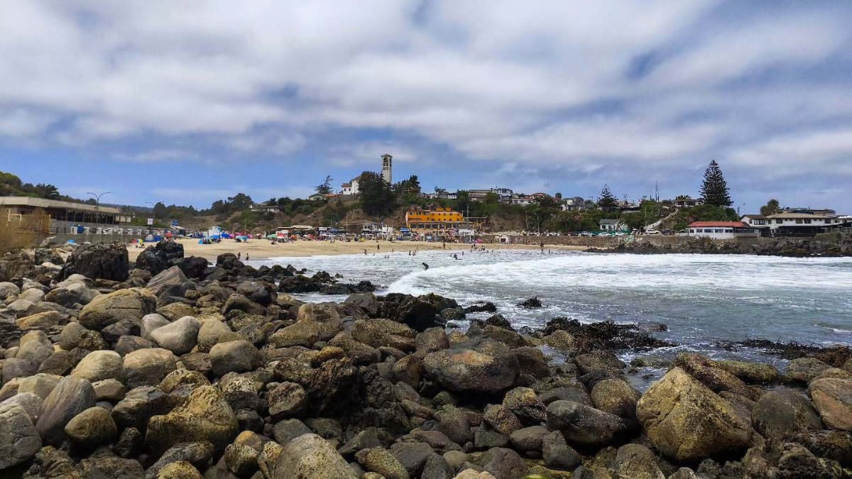 Esta playa a dos horas de Santiago es ideal para reponer energías después del Año Nuevo