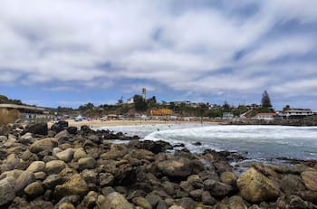 Esta playa a dos horas de Santiago es ideal para reponer energías después del Año Nuevo