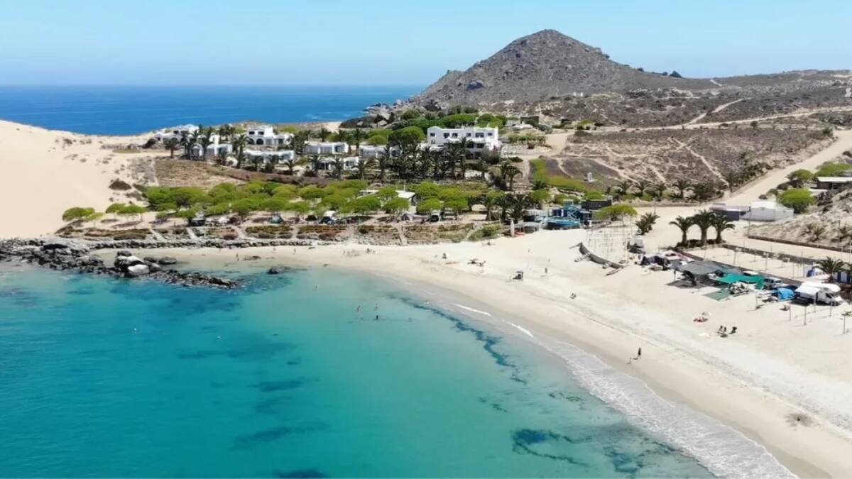 Parece de otro país: la playa escondida en el norte de Chile con arena blanca y agua turquesa