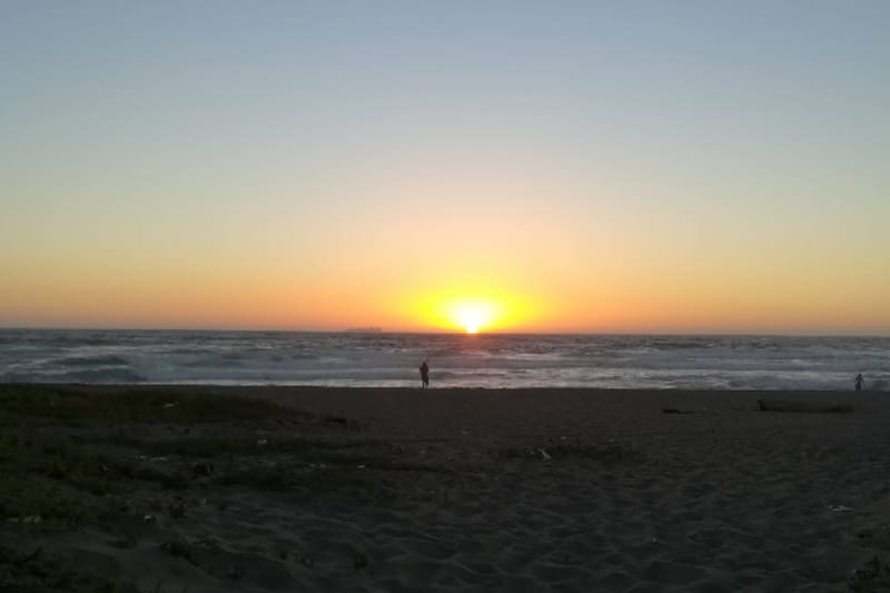 Este bello oasis es perfecto para disfrutar de una vista privilegiada del ocaso sobre el mar. Créditos: Google Maps.