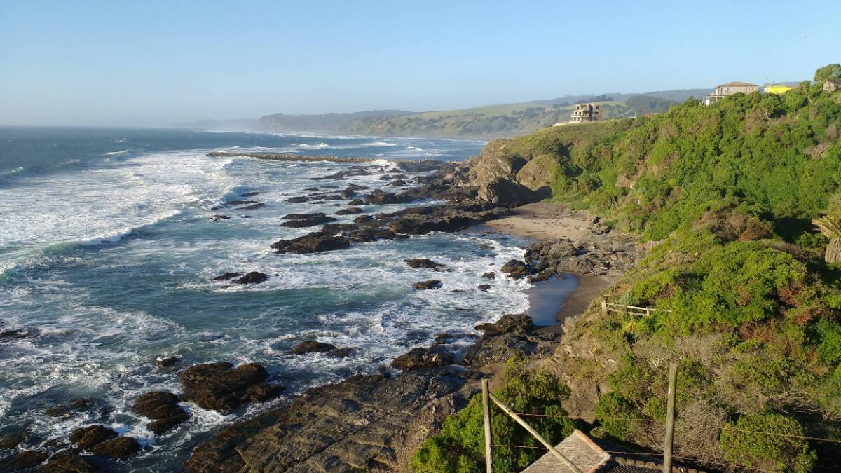 A tres horas de Santiago: Esta playa de arena negra es ideal para los amantes de los deportes de mar