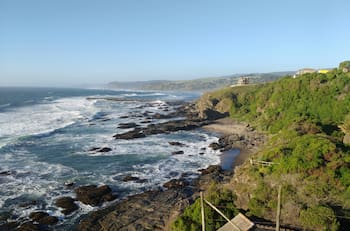 A tres horas de Santiago: Esta playa de arena negra es ideal para los amantes de los deportes de mar