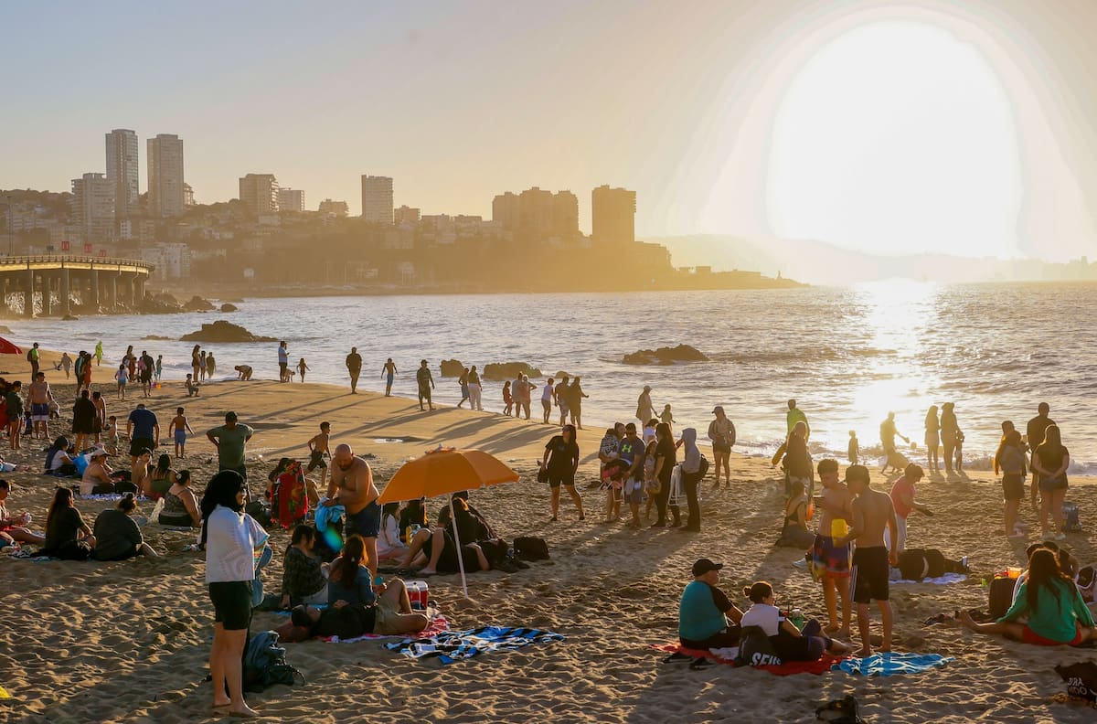 Esta clásica playa de Viña del Mar apta para el baño es el panorama ideal para disfrutar en familia