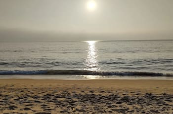 Se ubica en la Región de Valparaíso: Esta playa de agua tranquila y arena blanca es perfecta si quieres capear el calor