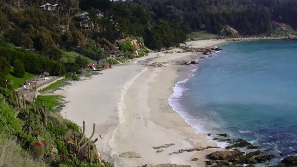 Parece sacada de una revista: Esta playa a casi 2 horas de Santiago es ideal para ir en verano