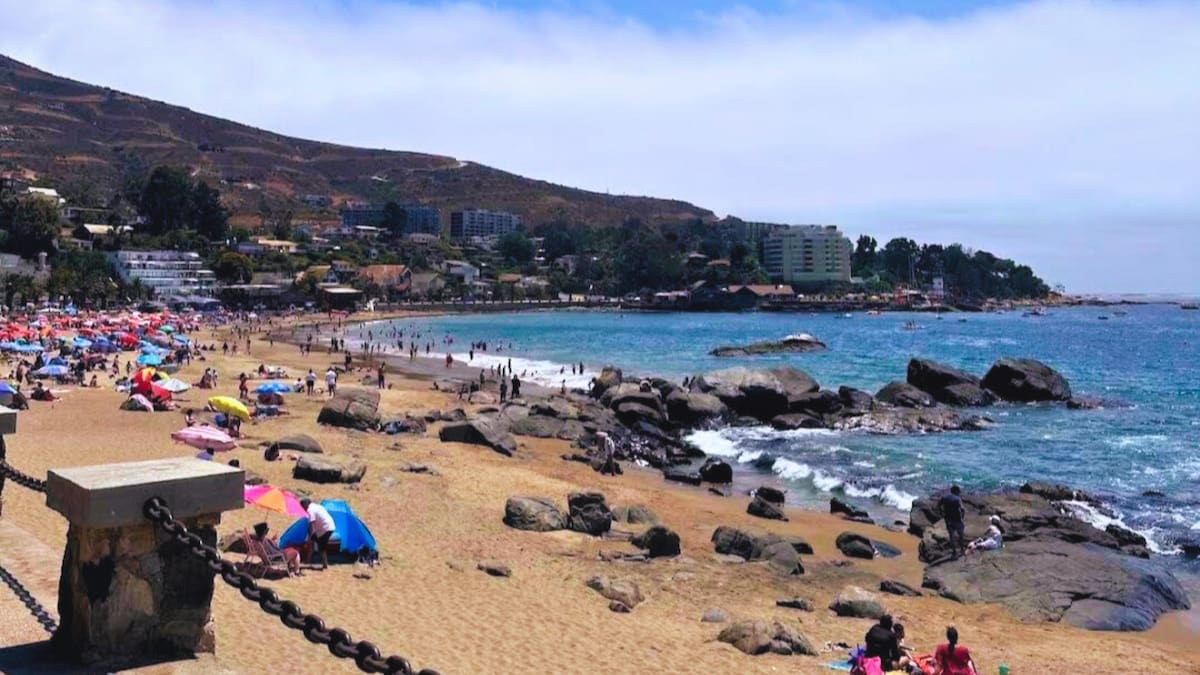 Esta playa clásica del litoral central a solo 2 horas de Santiago, es apta para el baño y tiene múltiples panoramas