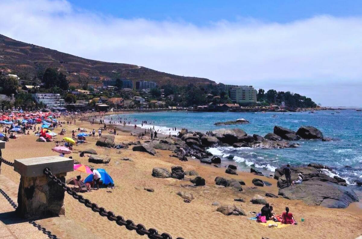 Esta playa clásica del litoral central a solo 2 horas de Santiago, es apta para el baño y tiene múltiples panoramas
