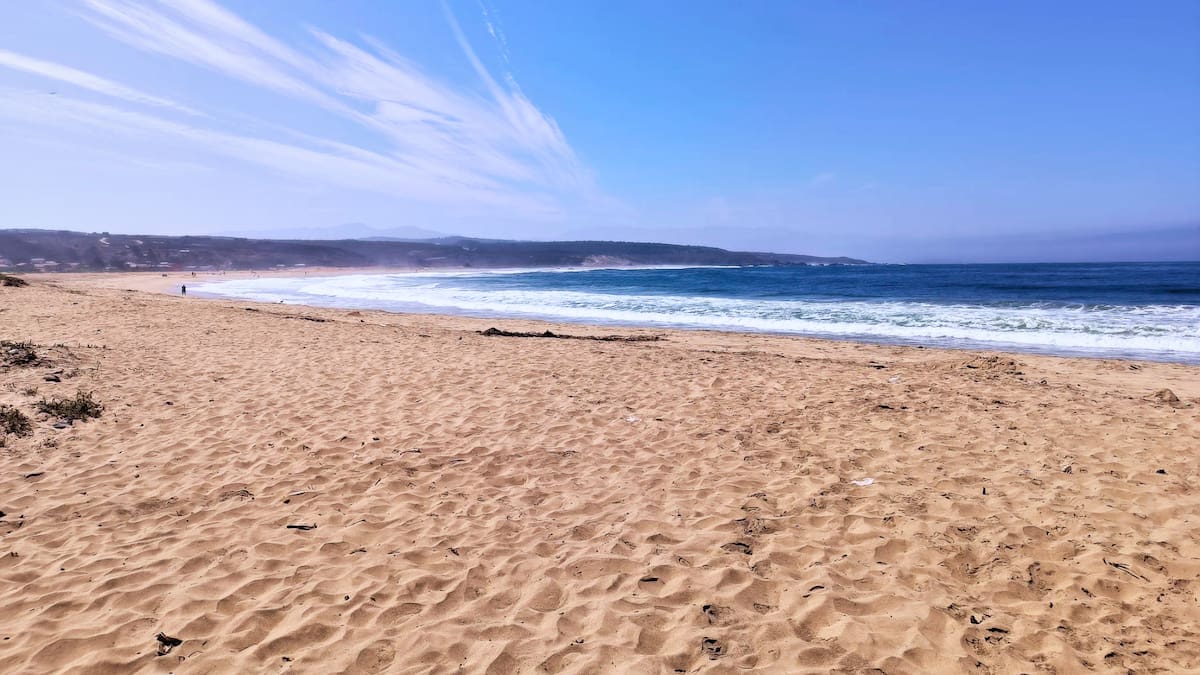 A menos de 2 horas de Santiago: Esta playa apta para el baño es la mejor para visitar en febrero