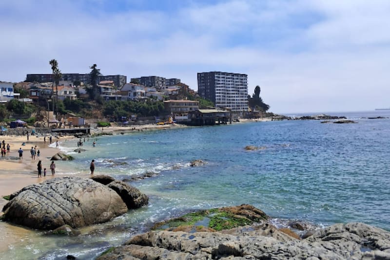 El lugar cuenta con una amplia oferta de locales comerciales en sus alrededores, para hacer tu estadía más cómoda. Créditos: Google Maps.