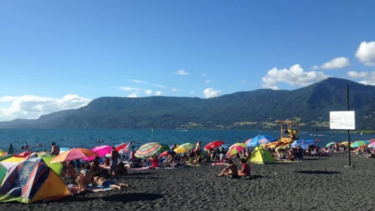 Con aguas cristalinas y arena volcánica: Esta gran playa es apta para el baño e ideal para ir en verano si viajas a Pucón