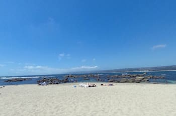 Destaca por sus aguas claras y oleaje suave: Esta playa apta para el baño en Algarrobo es perfecta para disfrutar con niños