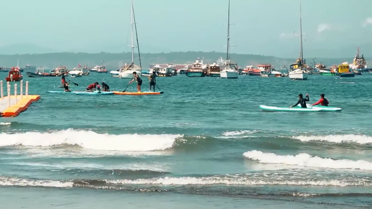 A dos horas de Santiago: Playa inclusiva de Quintero permite volver a nadar a visitantes en sillas de ruedas