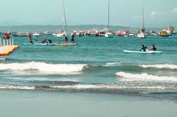 A dos horas de Santiago: Playa inclusiva de Quintero permite volver a nadar a visitantes en sillas de ruedas