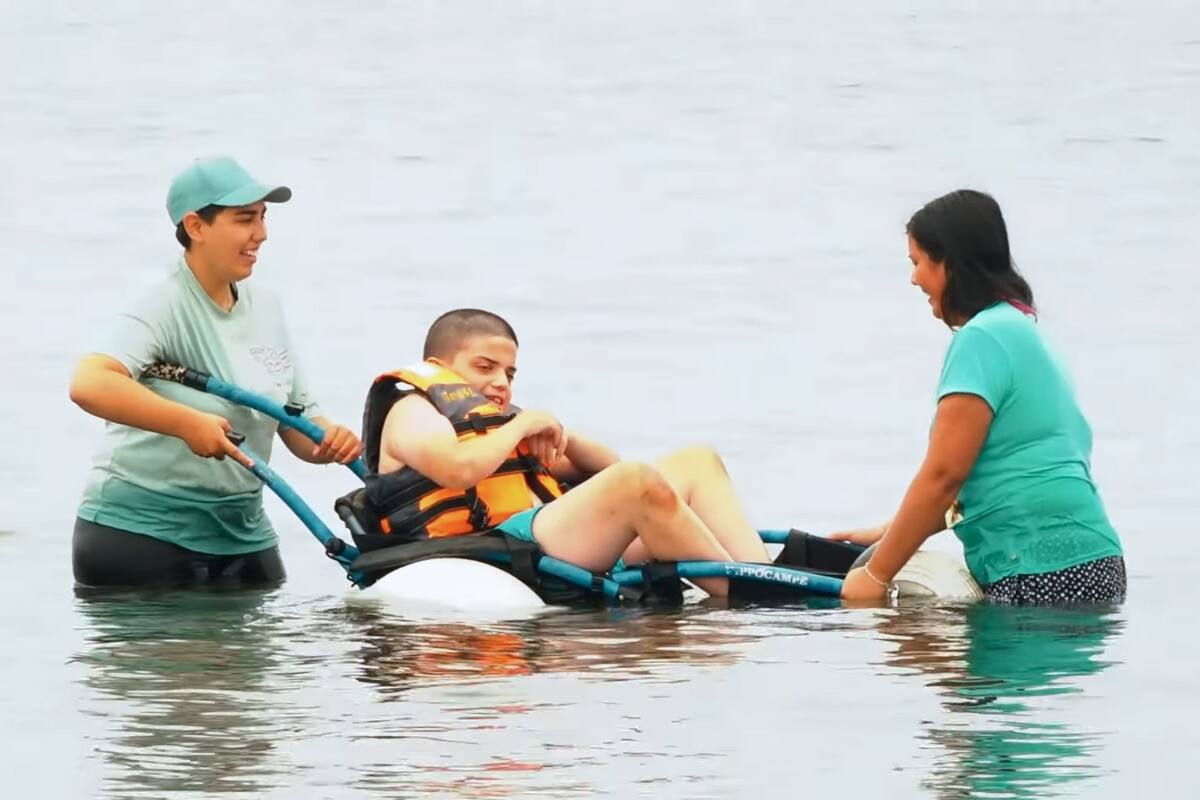 Gracias a las sillas de ruedas anfibias, las personas en situación de discapacidad pueden volver a nadar en el mar de forma segura y cómoda. Créditos: Captura de pantalla - Municipalidad de Quintero.