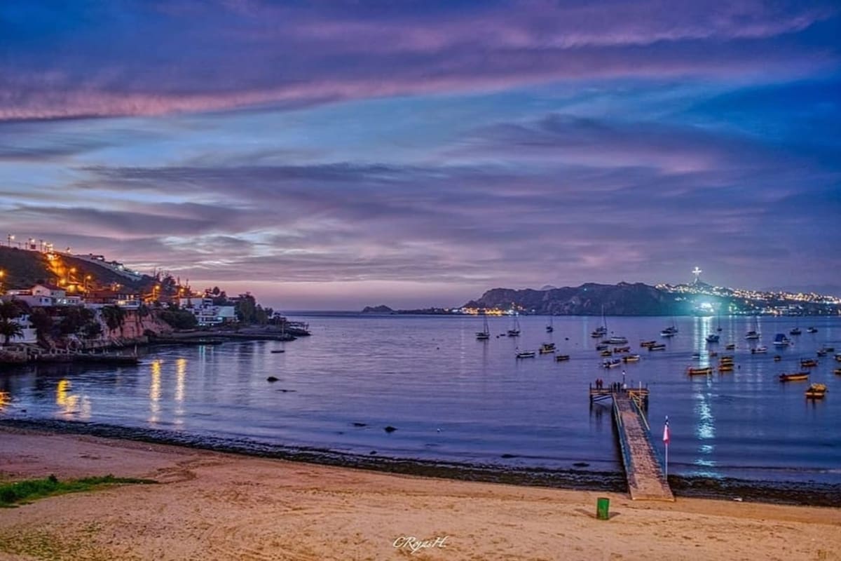 Gracias a la forma de su costa, este lugar cuenta con un oleaja calmado.
Foto: @Facebook Coquimbo Más Turismo.