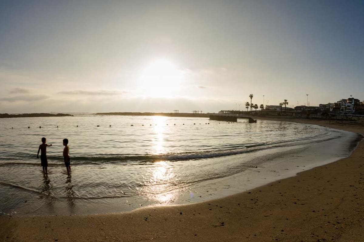 Gracias a sus aguas calmadas y arena suave, este balneario es perfecto para descansar.
Foto: Arica Siempre Activa.