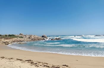 Esta playa escondida del Litoral Central te capturará con sus aguas turquesas y su oleaje calmo