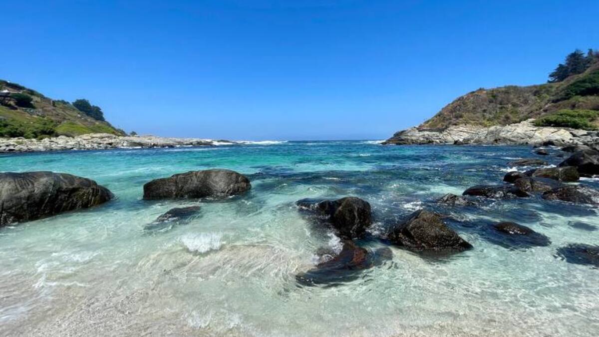 A solo dos horas de Santiago se esconde esta playa de aguas cristalinas y arena blanca que parece sacada del Caribe