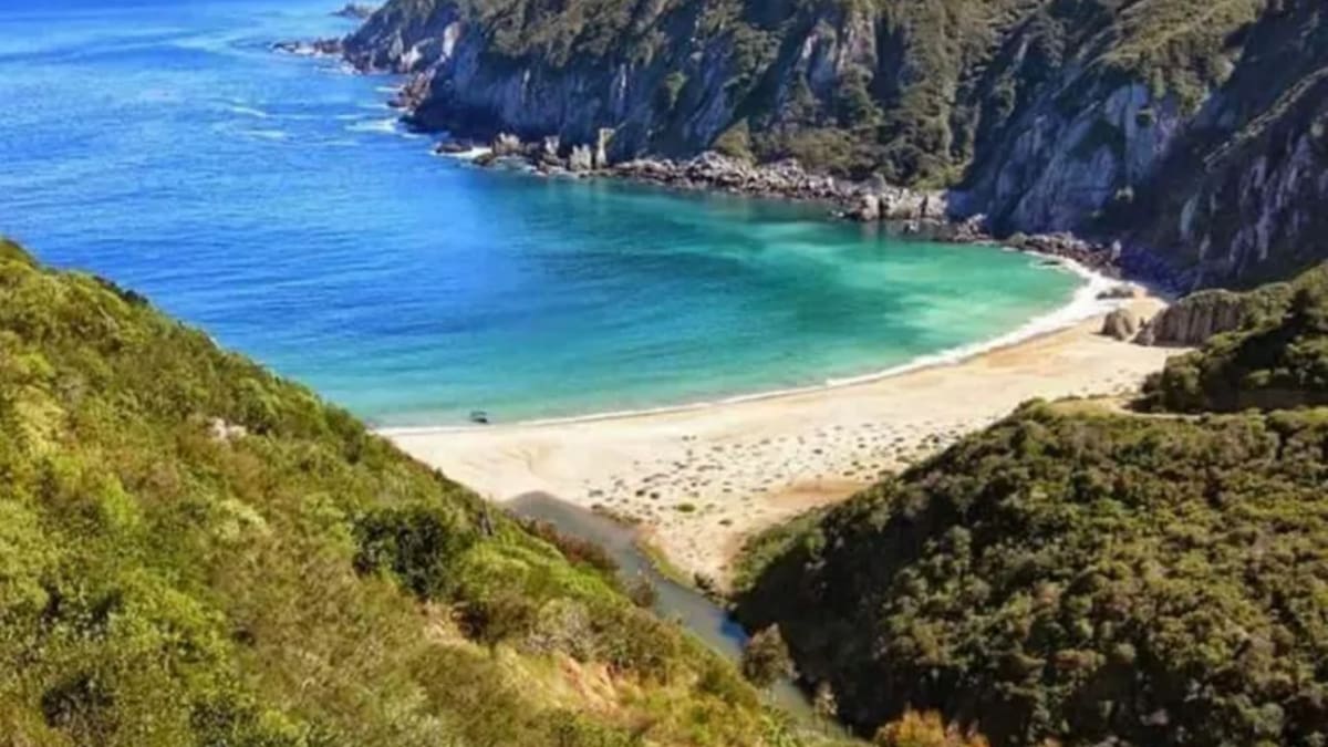 Con arena blanca y aguas turquesas: La playa oculta de Valparaíso que debes visitar este fin de semana largo
