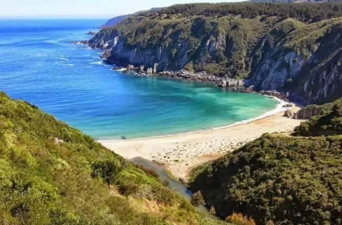 Con arena blanca y aguas turquesas: La playa oculta de Valparaíso que debes visitar este fin de semana largo