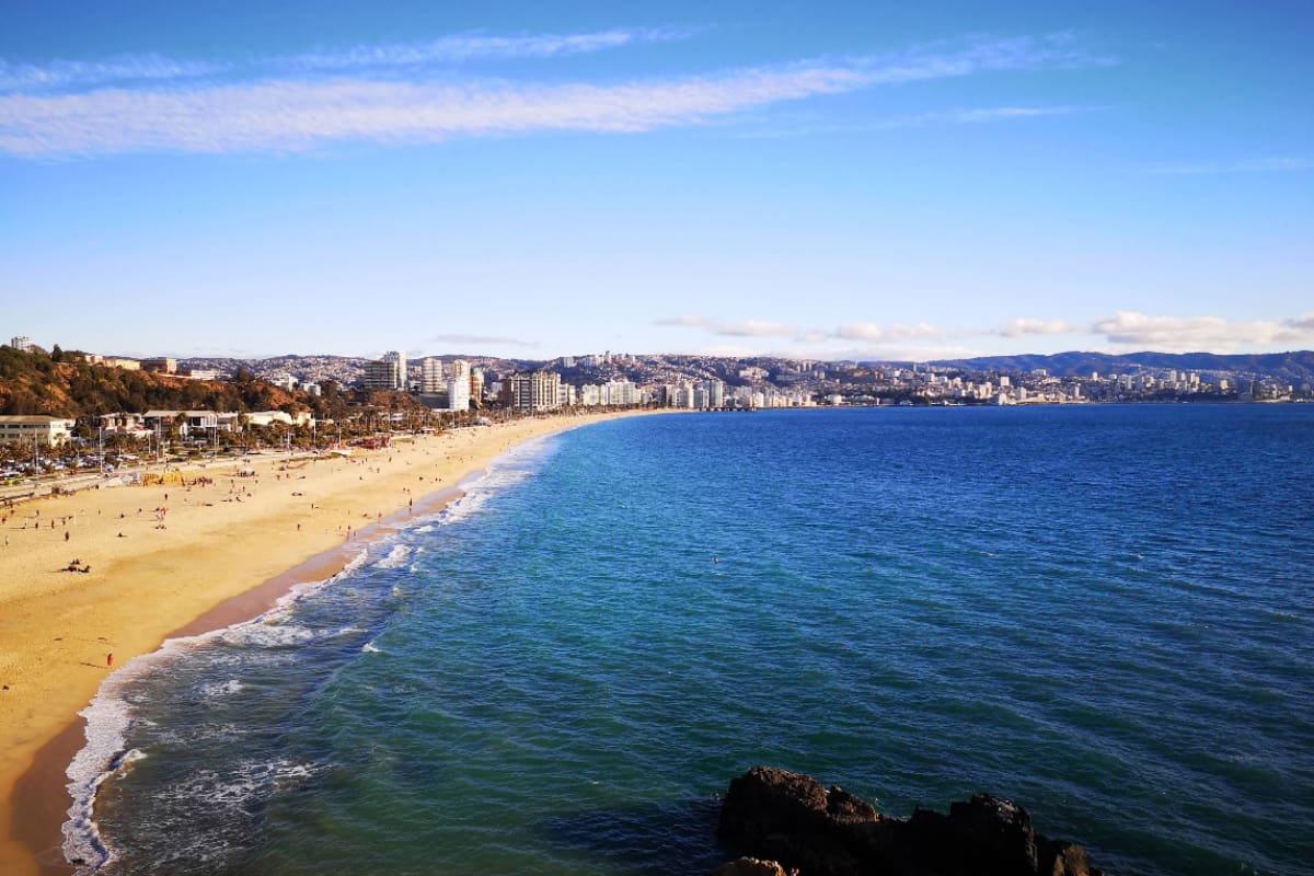 Sus aguas azules y la arena dorada hacen de su paisaje uno de los aspectos más destacados por sus visitantes. Créditos: Google Maps.