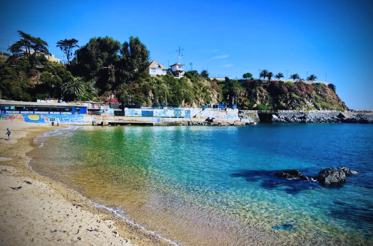 Esta playa clásica y apta para el baño es ideal para ir en familia y está a solo hora y media de Santiago