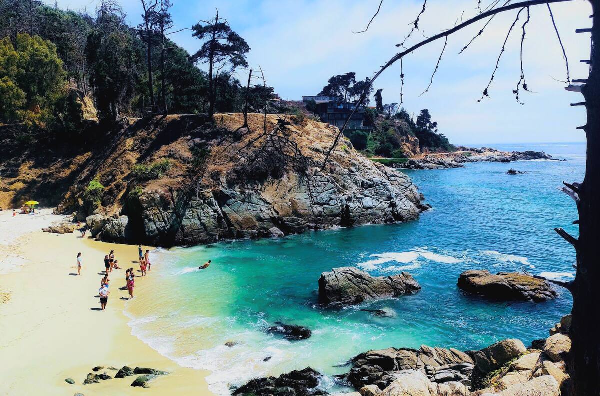 La playa escondida cerca de Santiago que es ideal para una última escapada antes de terminar el verano