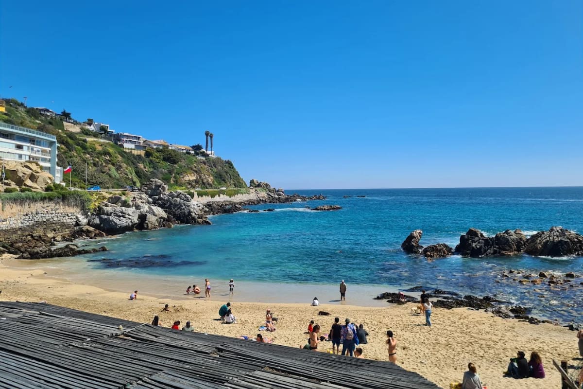 La pequeña bahía es ideal para que los más pequeños se refresquen durante el verano, ya que es apta para el baño. Créditos: Google Maps.
