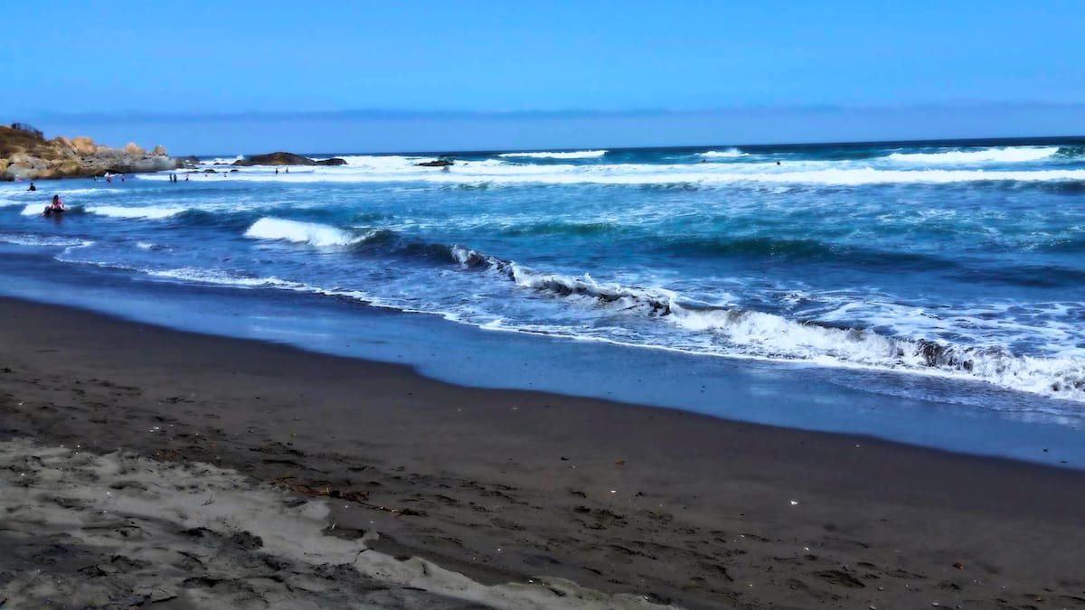 Última escapada antes del fin del verano: la exclusiva playa a una hora y media de Santiago ideal para visitar en marzo