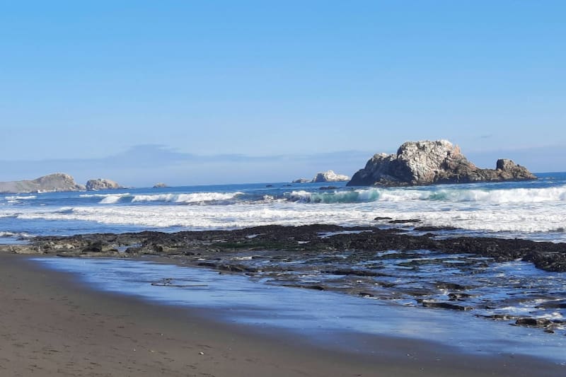 Estas playas están cerca de Santiago y son aptas para el baño.
Créditos: Google Maps.