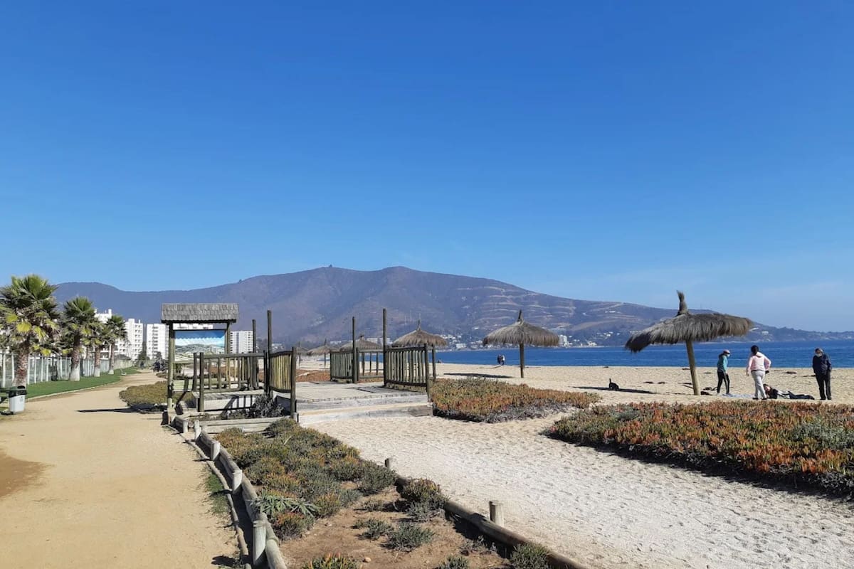 Está ubicada en la comuna de Papudo, Región de Valparaíso.
Créditos: Google Maps.