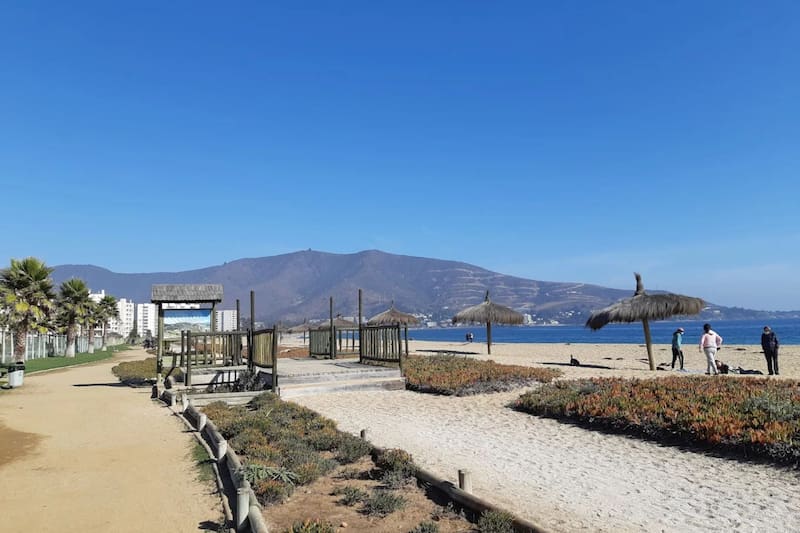 Está ubicada en la comuna de Papudo, Región de Valparaíso.
Créditos: Google Maps.