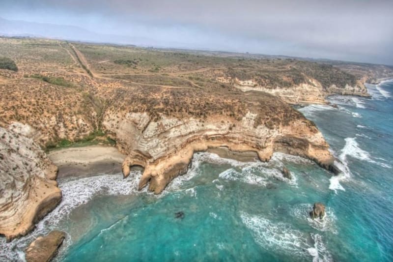 Un balneario poco popular, perfecto para quienes buscan panoramas más tranquilos
Foto: @Facebook Acantilados de Quirilluca.