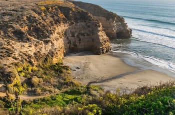 A solo dos horas de Santiago: Esta playa escondida en la Región de Valparaíso es perfecta para relajarse y pasar el día