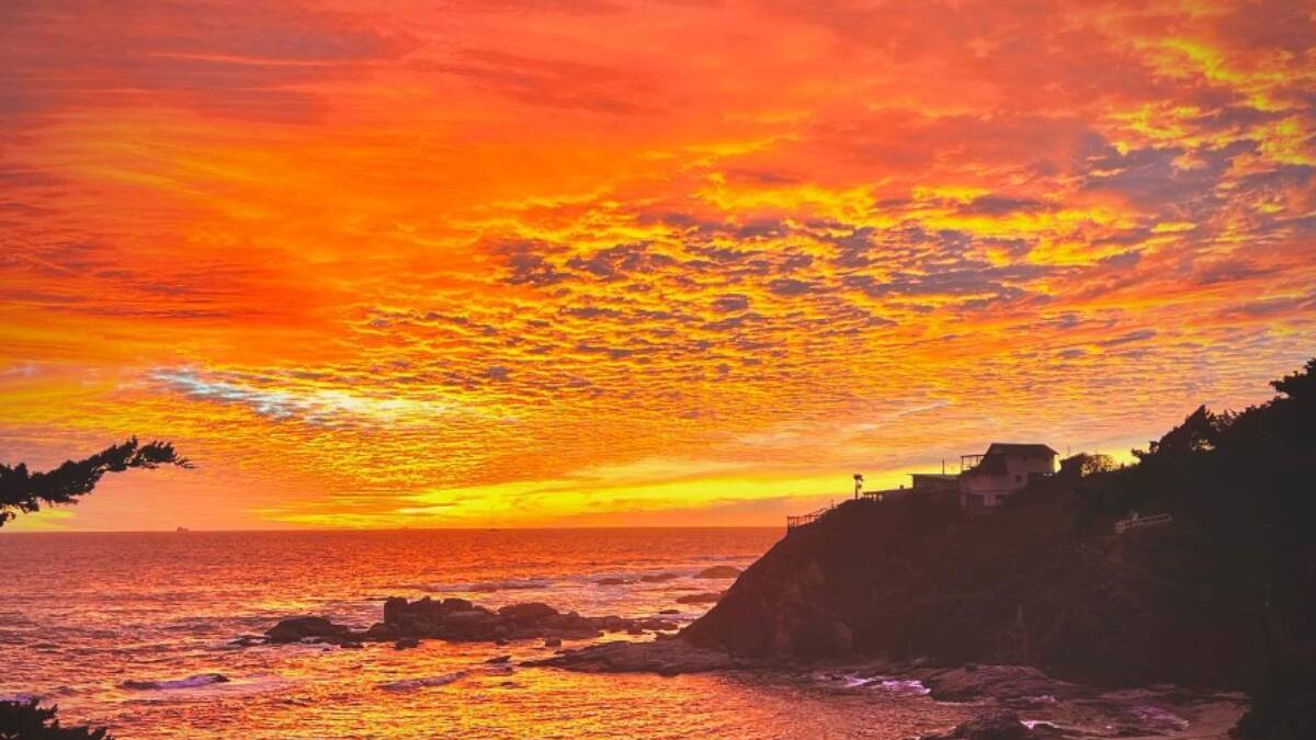 Escondida entre roqueríos: Esta playa de agua azul y arena dorada es perfecta para disfrutar de un atardecer en Quintero