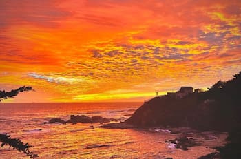 Escondida entre roqueríos: Esta playa de agua azul y arena dorada es perfecta para disfrutar de un atardecer en Quintero