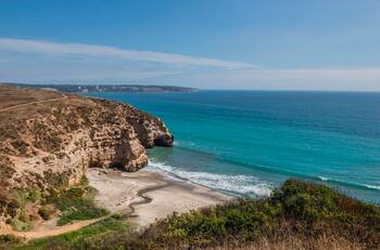 A menos de 2 horas de Santiago: la playa paradisiaca rodeada de acantilados que parece sacada de una película ficción