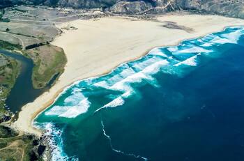 A menos de 2 horas de Santiago: La tranquila y silenciosa playa de aguas turquesas ideal para finalizar el verano